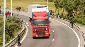 Une migrante a été tuée, dans la nuit de mercredi à jeudi, après avoir été percutée par une voiture sur l'A16, non loin du Tunnel sous la Manche à Calais. (Photo d'illustration)