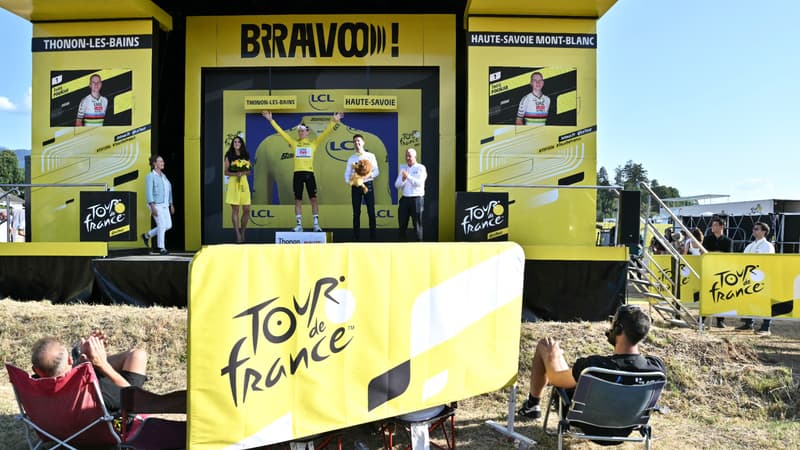 Le podium de la 16e etape du Tour de France avec Tadej Pogacar maillot jaune 21 juillet 2026 2323621