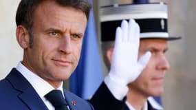Le président Emmanuel Macron sur le perron de l'Elysée, le 14 juillet 2023 à Paris