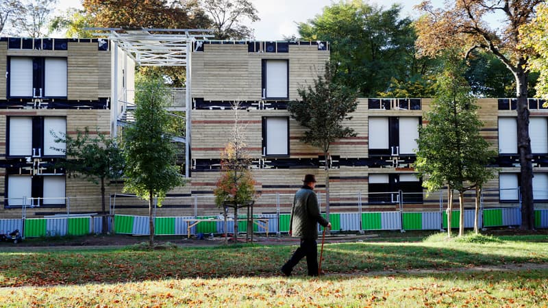 Le centre d'accueil situé dans le Bois de Boulogne à Paris a commencé à accueillir des sans-abris.