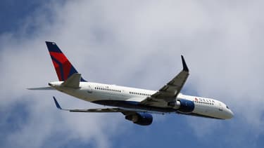 En raison d'une dépressurisation de la cabine, l'avion a fait une rapide descente de 9000 mètres.