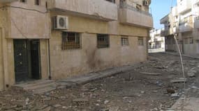 Une rue du quartier de Bab Amro, à Homs, dimanche. Les bombardements ont repris tôt lundi sur cette ville symbole de la contestation du régime en Syrie, au lendemain du soutien explicite apporté à l'opposition par la Ligue arabe, qui a en outre proposé à