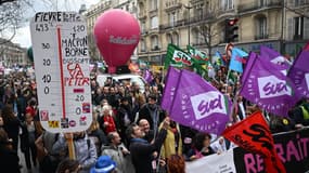 Des manifestants dans le cortège parisien contre la réforme des retraites, le 23 mars.