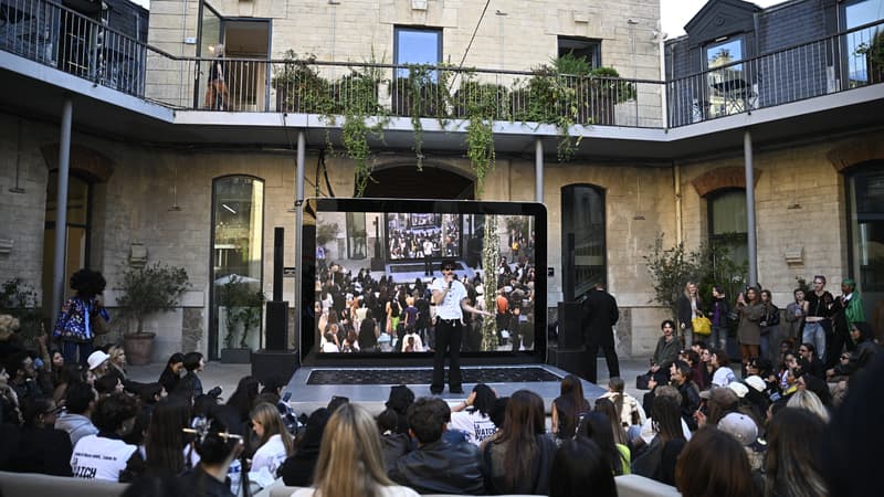 L'influenceur français Lyas Medini s'adresse aux invités lors d'une soirée organisée par ses soins pour la première présentation des créations de Courrèges pour la collection prêt-à-porter féminin printemps-été 2026, dans le cadre de la Fashion Week de Paris, à La Caserne à Paris, le 30 septembre 2025.