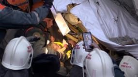Photo fournie le 1er janvier 2019 par le ministère russe des Situations d'urgence, montrant le bébé retrouvé vivant sous les décombres d'un immeuble touché par une explosion de gaz à Magnitogorsk, dans l'Oural, en Russie