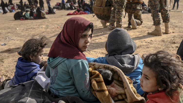 es enfants entourés des Forces armées kurdes à Baghouz, en Syrie, le 5 mars 2019