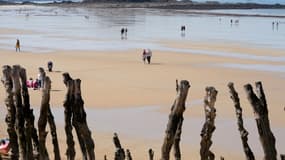 Sur la plage de Saint-Malo, en Bretagne, lors des grandes marées, le 30 mars 2021