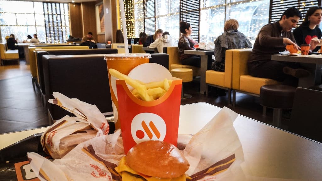 Une barquette de frites dans un restaurant "Vkusno i tochka", qui ont remplacé les Mc Donald's en Russie Une barquette de frites dans un restaurant "Vkusno i tochka", qui ont remplacé les Mc Donald's en Russie