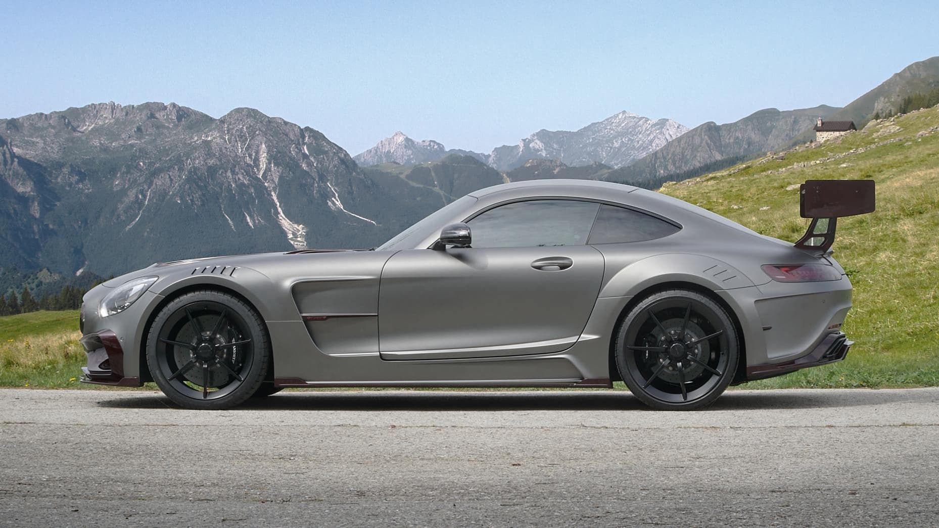 Le bolide retravaillé développe 730 chevaux sous le capot, et passe de 0 à 100 km/h en 3,4 secondes. Le bolide retravaillé développe 730 chevaux sous le capot, et passe de 0 à 100 km/h en 3,4 secondes.