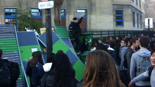 Blocage d'un lycée. Photo extraite de la page Facebook du MILI.