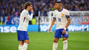 Antoine Griezmann et Kylian Mbappé avec l'équipe de France, à Düsseldorf le 17 juin 2024
