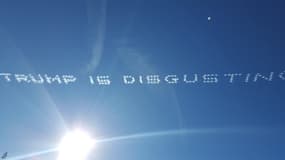 "Trump est dégoûtant", pouvait-on lire dans le ciel de Pasadena, en Californie, le 1er janvier 2016.