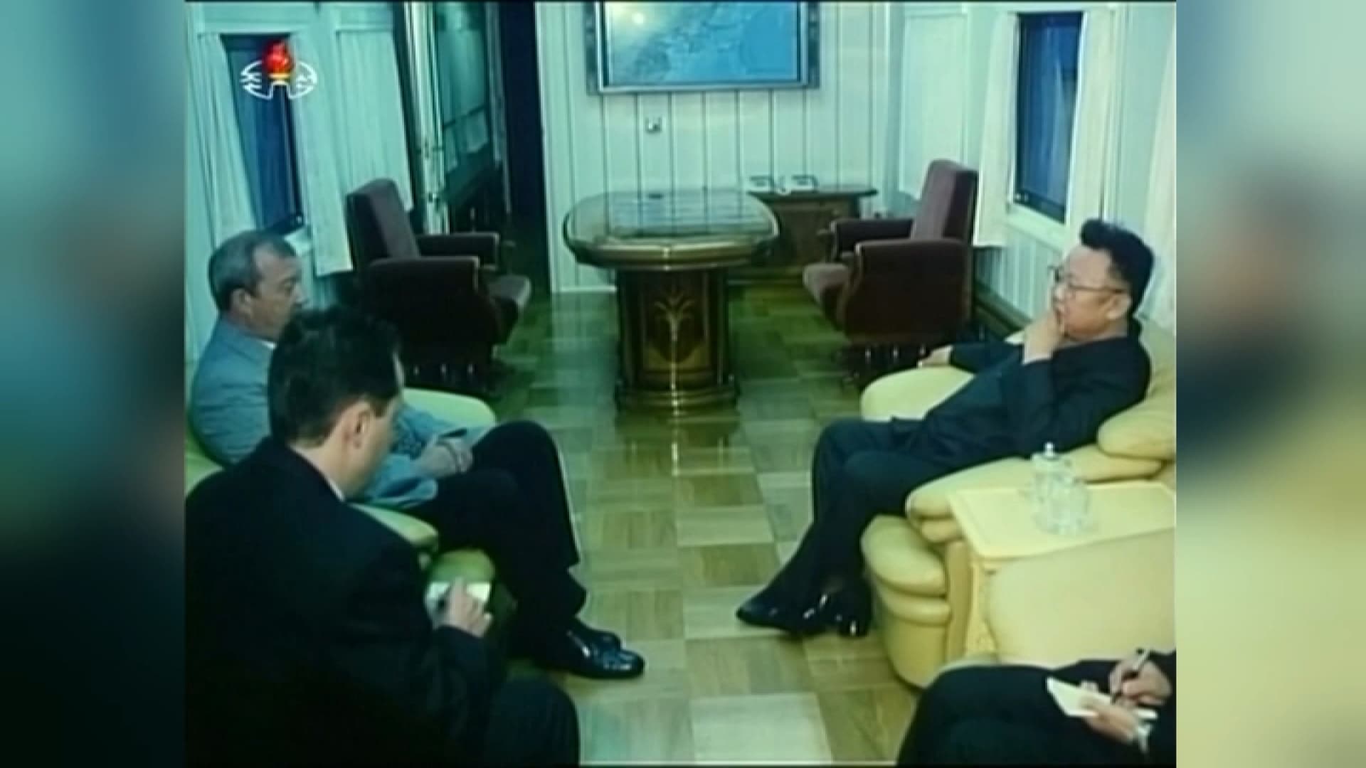 Kim Jong Il, le père de Kim Jong-un, dans son train, à une date et dans un lieux inconnus. Kim Jong Il, le père de Kim Jong-un, dans son train, à une date et dans un lieux inconnus.