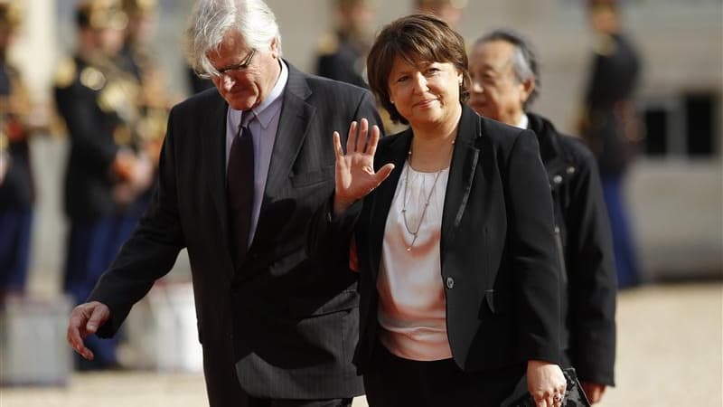 Martine Aubry et son époux Jean-Louis Brochen, lors de l'investiture de François Hollande à l'Elysée. La première secrétaire du Parti socialiste ne sera pas au gouvernement que doit nommer mercredi le Premier ministre français Jean-Marc Ayrault. /Photo pr
