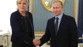 Le président russe Vladimir Poutine rencontre Marine Le Pen, alor candidate à l'élection présidentielle du Front National, au Kremlin à Moscou, le 24 mars 2017