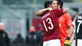 Gianluigi Buffon sert Romagnoli dans ses bras