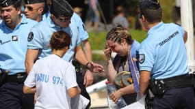 Les gendarmes parlent avec la femme du surfeur attaqué par un requin à la Réunion le 8 mai 2003.