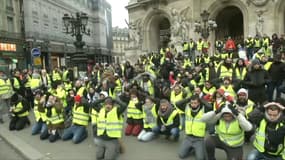 Plusieurs centaines de personnes se sont rassemblées devant l'Opéra, à Paris. 