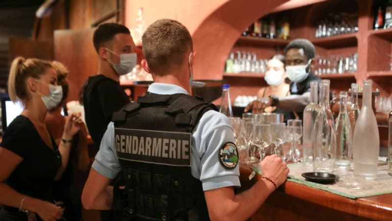Un gendarme controle le port obligatoire du masque dans un bar dArgeles sur Mer le 13 aout 2020 384749