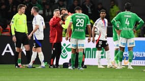 L'arbitre Mehdi Rahmouni touché à la tête lors du match de Ligue 1 entre Saint-Etienne et Lyon, le 20 avril 2025