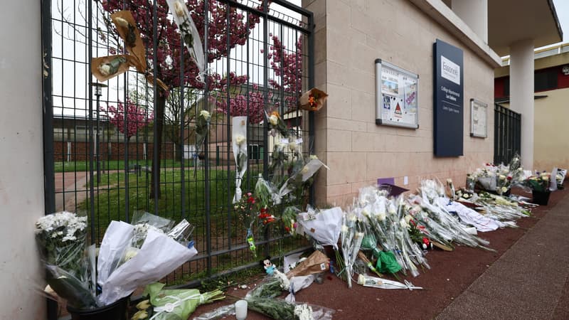 Des fleurs déposées devant le collège des Sablons à Viry-Châtillon, après la mort d'un adolescent, le 7 avril 2024 en Essonne.