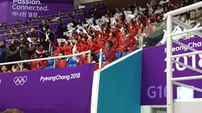 Les pom-pom girls nord-coréennes dans les tribunes de la Ice Arena