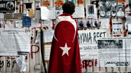 Un enfant drapé du drapeau turc à Istanbul, en juin 2013.