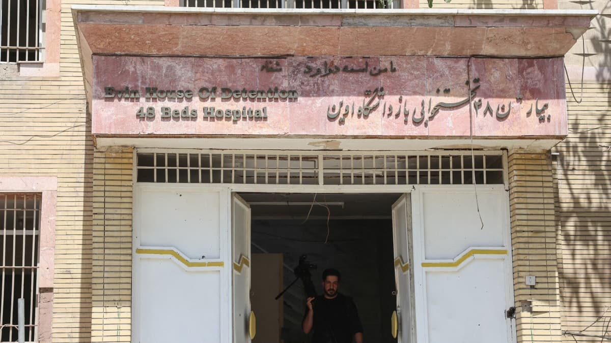 Un journaliste se tient à l'entrée de l'hôpital endommagé de la prison d'Evin après les frappes aériennes israéliennes du mois précédent, à Téhéran, le 1er juillet 2025.