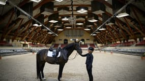 Pauline Basquin, cavalière olympique de dressage et le chavel Sertorius de Rima dans le grand manège des écuyers du Cadre Noir de Saumur, le 5 juin 2025 dans le Maine-et-Loire