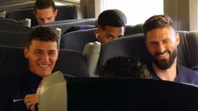 Benjamin Pavard et Olivier Giroud tout sourire dans le train, le 4 juin 2024 