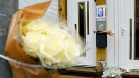 Des fleurs déposées sous le portrait de la jeune femme tuée par son conjoint violent, le 25 mai 2021 à Hayange (Moselle).