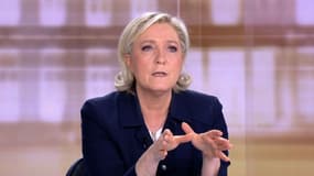 Marine Le Pen s'est emmêlé les pinceaux sur ses références à l'euro