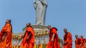 Des moines offrent des prières devant une statue de Gautama Bouddha pendant Buddha Purnima, qui marque l'anniversaire de sa naissance, au lac Hussain Sagar à Hyderabad, le 16 mai 2022.

