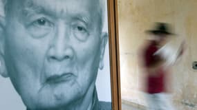 Un portrait géant de Nuon Chea, le "Frère numéro deux" du régime des Khmers rouges, installé au musée du génocide de Phnom Penh vendredi 29 mars.