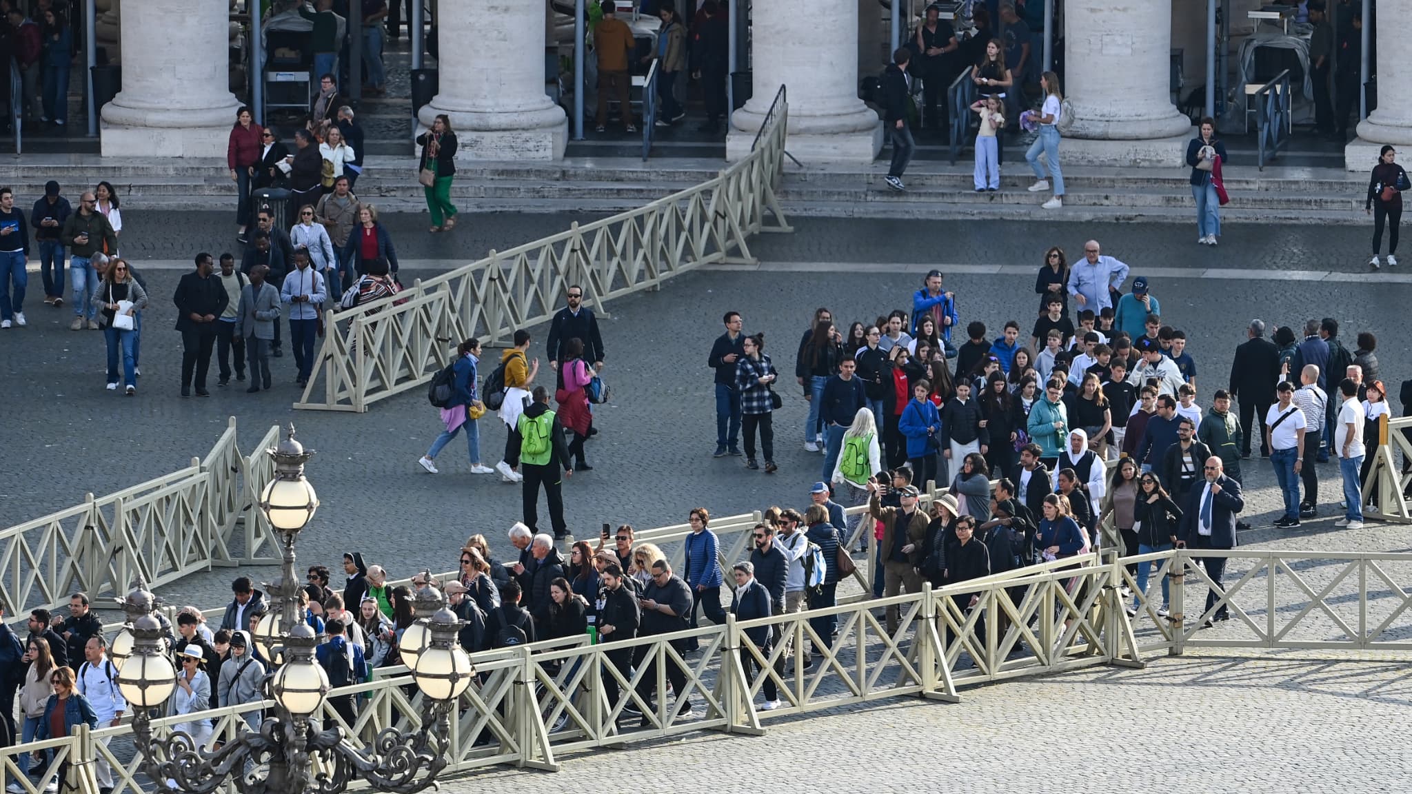 Des personnes font la queue sur la place Saint-Pierre le 23 avril 2025.