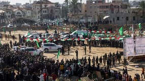 Des véhicules de la Croix-Rouge attendent à l'endroit où les militants du Hamas doivent remettre des otages israéliens à Khan Yunis, dans le sud de la bande de Gaza, le 15 février 2025, dans le cadre de l'échange d'otages et de prisonniers.