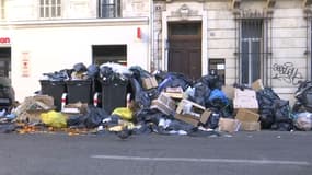 Les poubelles s'accumulent dans les rues de Marseille alors que les éboueurs sont en grève pour la troisième fois depuis septembre.