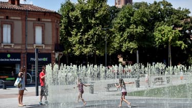 Des enfants jouant dans l'eau à Albi. (Photo d'illustration)