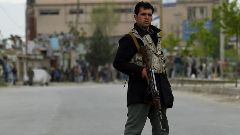 Un soldat afghan dans les rues d'un quartier de Kaboul, le 19 avril 2016. (Photo d'illustration)