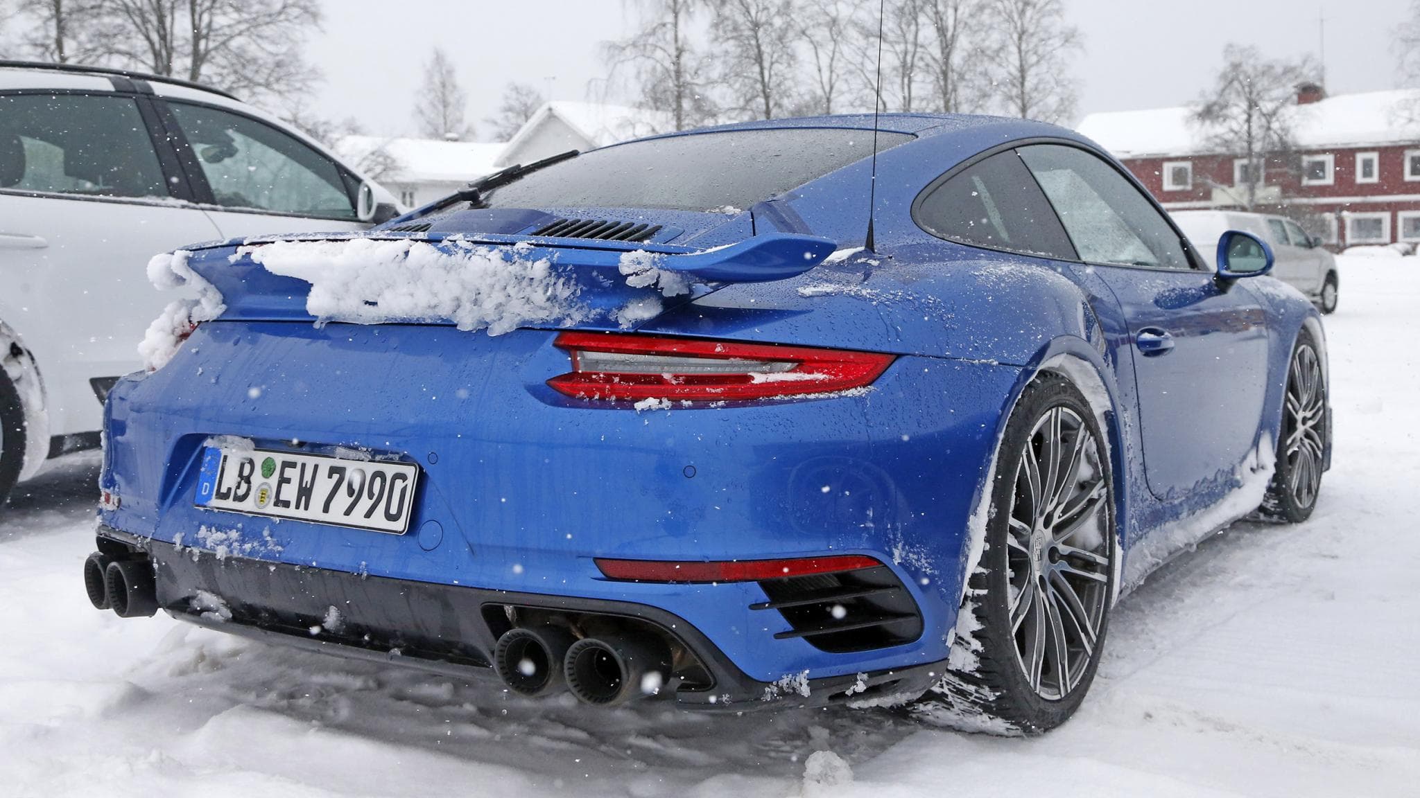 Les pots d'échappement en carbone et sur-dimensionnées font penser à ce qui se fait sur la GT2 RS.