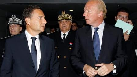 Rendant visite aux 1.600 membres de la police aux frontières de l'aéroport de Roissy-Charles-de-Gaulle, les ministres de l'Intérieur et de l'Immigration, Brice Hortefeux (à droite) et Eric Besson (à gauche), se sont affichés ensemble jeudi dans un apparen