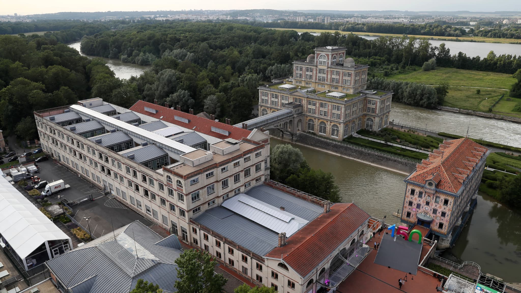 Vue aérienne de la chocolaterie Menier à Noisiel en Seine-et-Marne en juin 2016 lors des 150 ans de Nestlé qui y avait son siège jusqu'en 2020