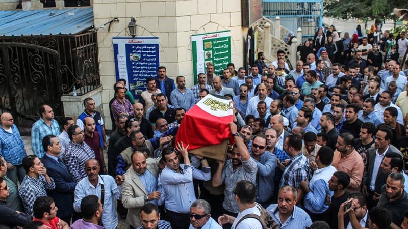 Des Egyptiens transportent le cercueil d'un policier mort lors des combats, le 21 octobre 2017 au Caire.