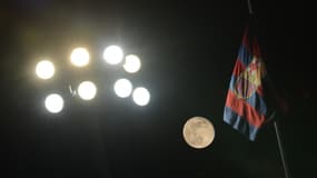 Un drapeau du FC Barcelone dans la nuit aux abords du stade olympique de la ville, le 28 novembre 2023.