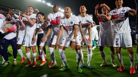 Kylian Mbappé et les joueurs du PSG célèbrent leur qualification face au Barça en Ligue des champions, le 16 avril 2024