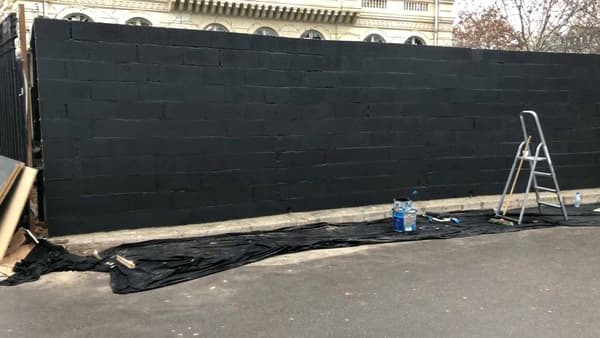 Une brasserie du rond-point de l'Etoile a fait monter un mur devant son établissement. Une brasserie du rond-point de l'Etoile a fait monter un mur devant son établissement.