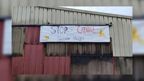 Une banderole déployée sur une ferme du Doubs par la Confédération paysanne Doubs-Territoire de Belfort, le mardi 2 décembre 2025.