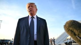 Le président américain Donald Trump s'adresse aux médias sur le tarmac après son arrivée à l'aéroport d'Orly, en route pour un dîner organisé à l'occasion du 250e anniversaire de l'indépendance des États-Unis, à l'aéroport d'Orly, au sud de Paris, le 17 juin 2026.