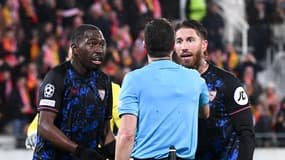 Sergio Ramos proteste auprès de l'arbitre allemand Felix Zwayer lors de Lens-Séville (2-1, Ligue des champions), le 12 décembre 2023