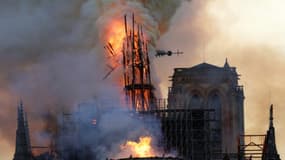 La flèche de Notre-Dame, en flammes, s'effondre pendant un terrible incendie qui a ravagé la cathédrale, le 15 avril 2029 à Paris.